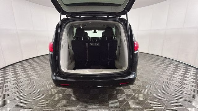 2021 Brilliant Black Crystal Pearlcoat Chrysler Voyager LXI FWD Van