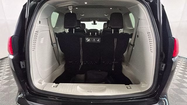 2021 Brilliant Black Crystal Pearlcoat Chrysler Voyager LXI FWD Van