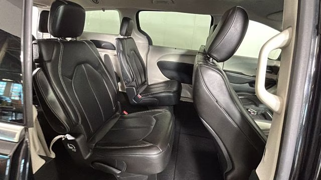 2021 Brilliant Black Crystal Pearlcoat Chrysler Voyager LXI FWD Van