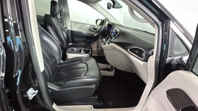 2021 Brilliant Black Crystal Pearlcoat Chrysler Voyager LXI FWD Van