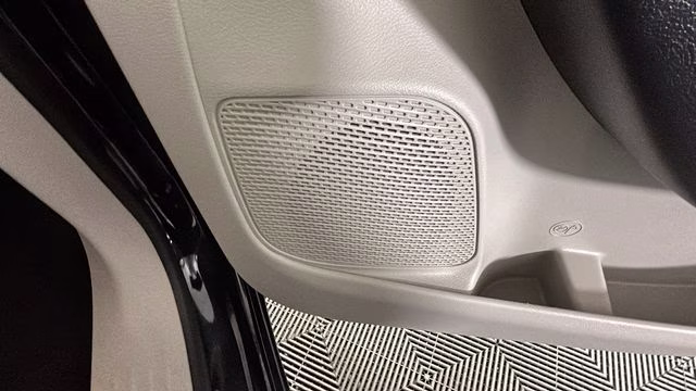 2021 Brilliant Black Crystal Pearlcoat Chrysler Voyager LXI FWD Van