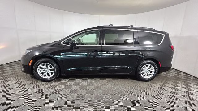 2021 Brilliant Black Crystal Pearlcoat Chrysler Voyager LXI FWD Van