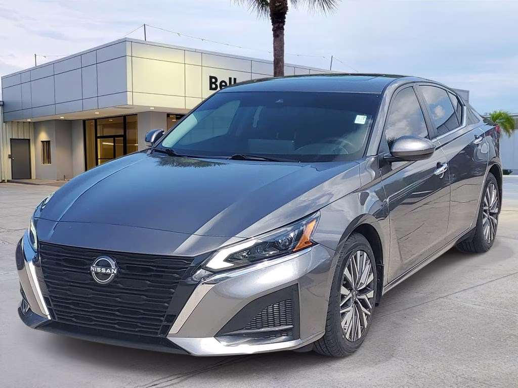 2023 Gun Metallic Nissan Altima 2.5 SV FWD Sedan