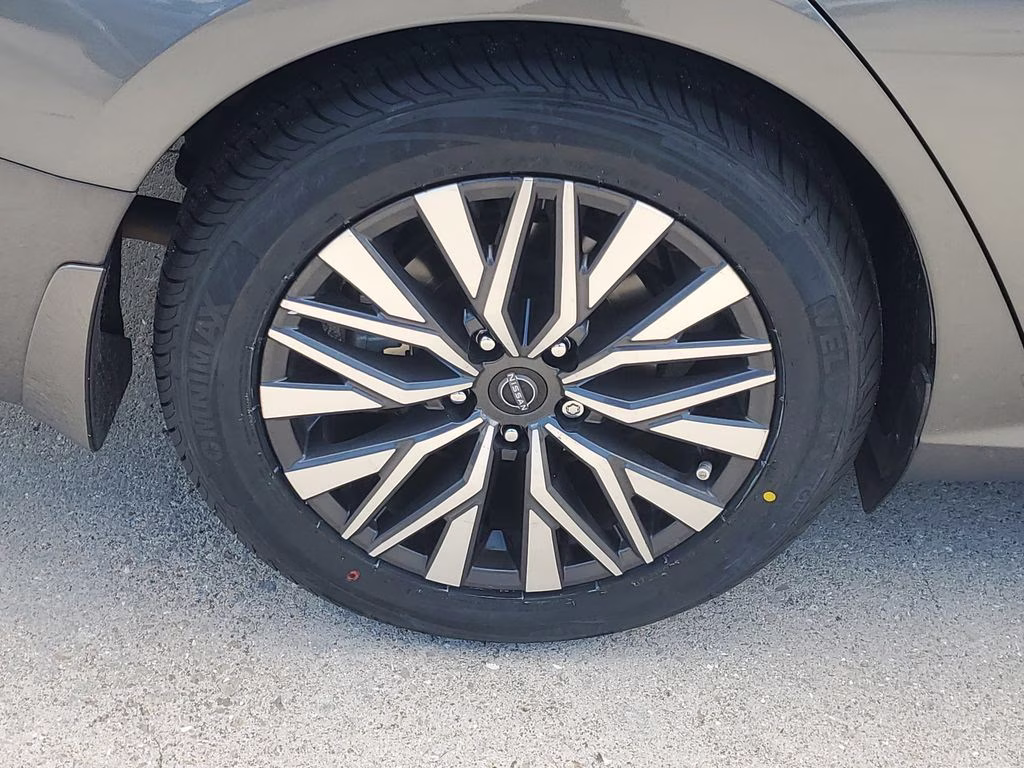 2023 Gun Metallic Nissan Altima 2.5 SV FWD Sedan