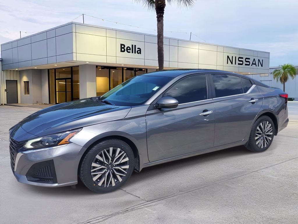 2023 Gun Metallic Nissan Altima 2.5 SV FWD Sedan