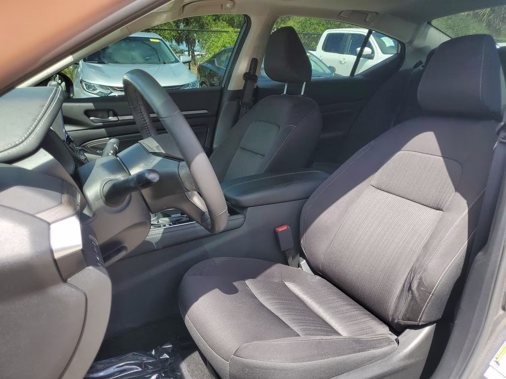 2023 Gun Metallic Nissan Altima 2.5 SV FWD Sedan