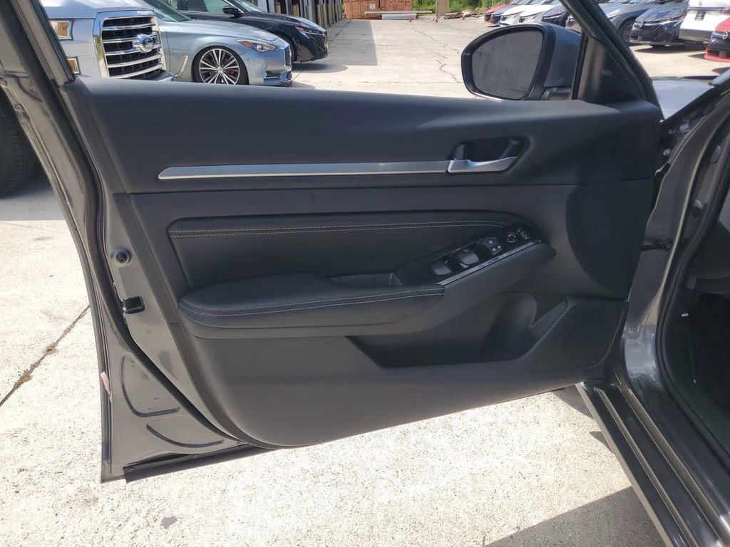 2023 Gun Metallic Nissan Altima 2.5 SV FWD Sedan