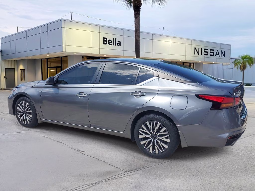 2023 Gun Metallic Nissan Altima 2.5 SV FWD Sedan