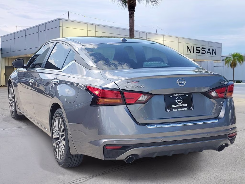 2023 Gun Metallic Nissan Altima 2.5 SV FWD Sedan