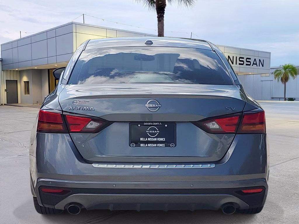 2023 Gun Metallic Nissan Altima 2.5 SV FWD Sedan
