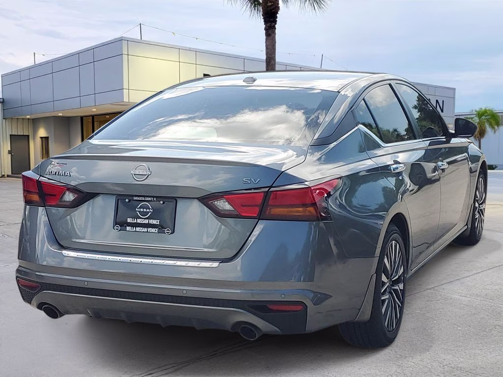 2023 Gun Metallic Nissan Altima 2.5 SV FWD Sedan