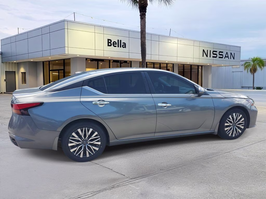 2023 Gun Metallic Nissan Altima 2.5 SV FWD Sedan