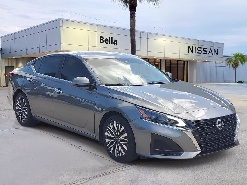 2023 Gun Metallic Nissan Altima 2.5 SV FWD Sedan