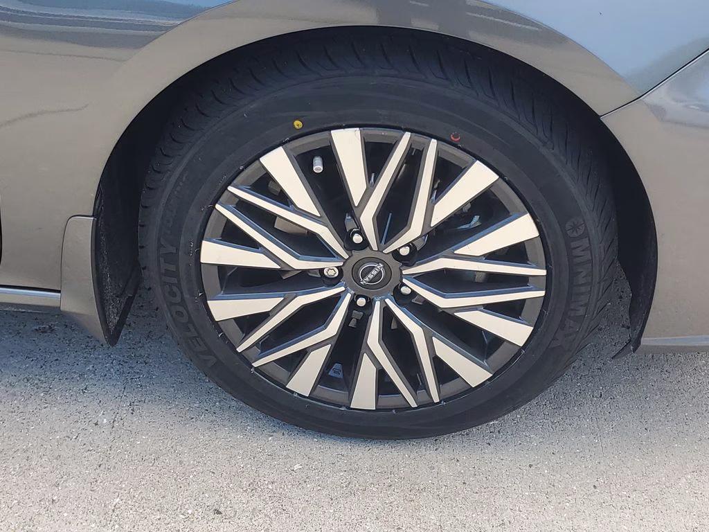 2023 Gun Metallic Nissan Altima 2.5 SV FWD Sedan