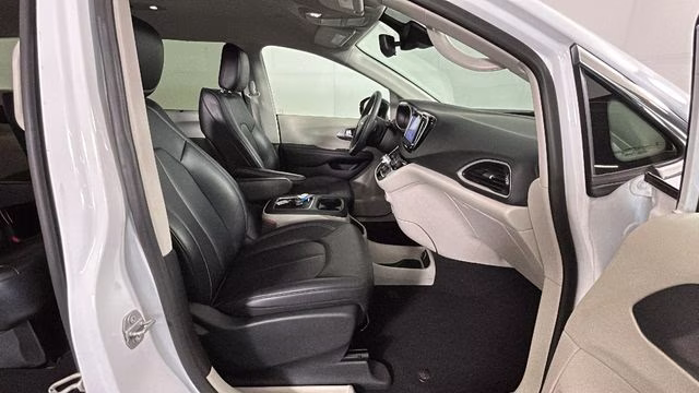 2024 Bright White Clearcoat Chrysler Pacifica Touring L FWD Van