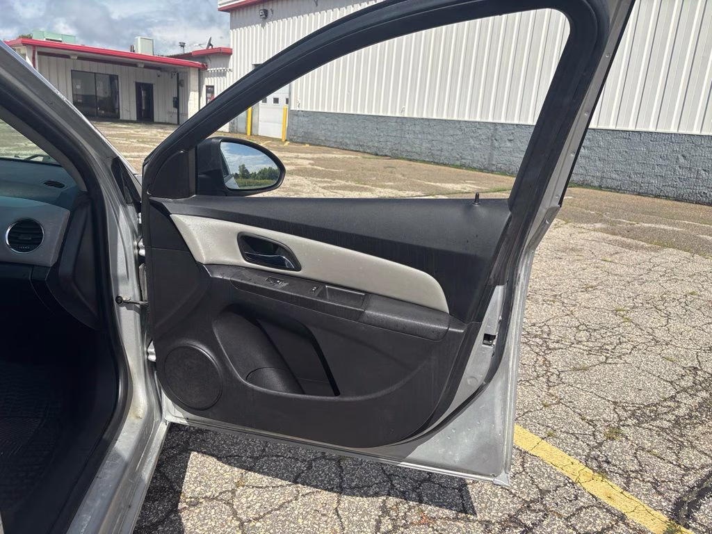 2015 Silver Ice Metallic Chevrolet Cruze LS FWD Sedan