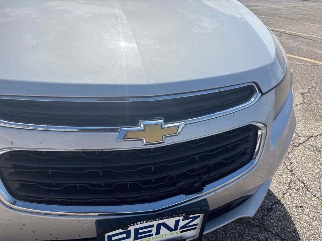 2015 Silver Ice Metallic Chevrolet Cruze LS FWD Sedan