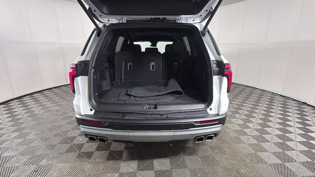 2025 White Chevrolet Traverse LT AWD SUV