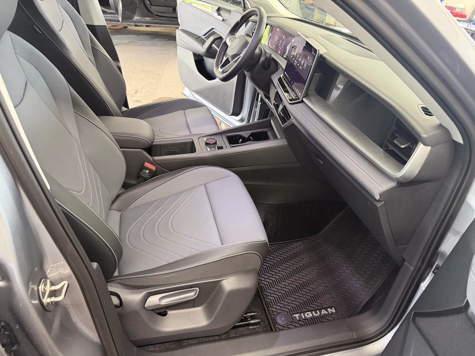 2025 Pyrite Silver Metallic Volkswagen Tiguan SE FWD SUV