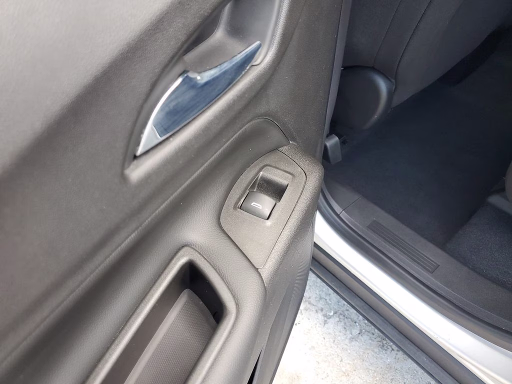2020 Silver Ice Metallic Chevrolet Equinox LT FWD SUV