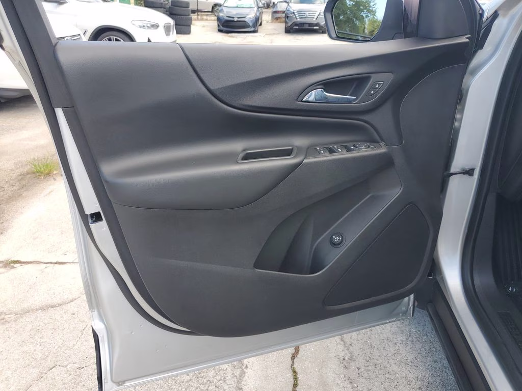2020 Silver Ice Metallic Chevrolet Equinox LT FWD SUV