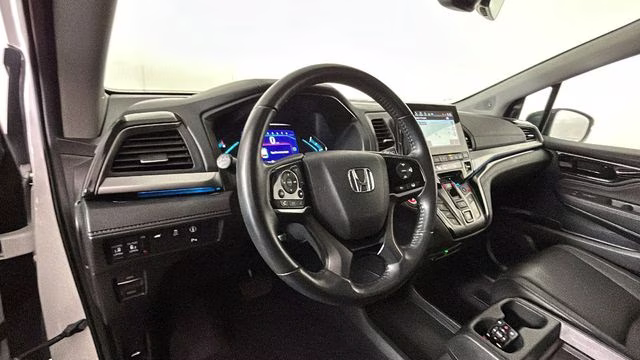 2021 Platinum White Honda Odyssey Touring FWD Van
