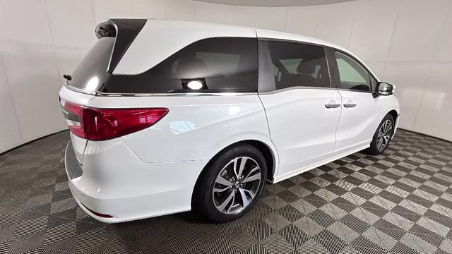 2021 Platinum White Honda Odyssey Touring FWD Van