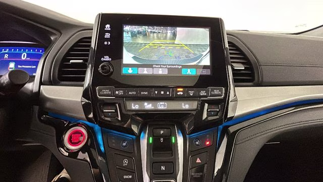 2021 Platinum White Honda Odyssey Touring FWD Van
