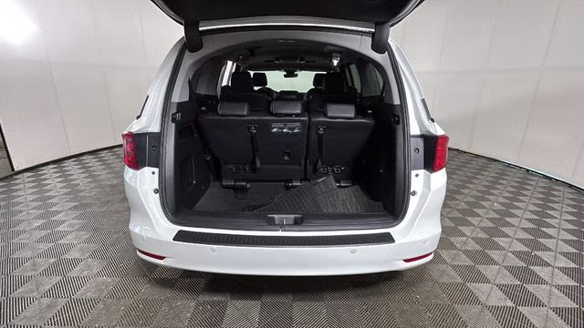 2021 Platinum White Honda Odyssey Touring FWD Van