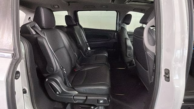 2021 Platinum White Honda Odyssey Touring FWD Van
