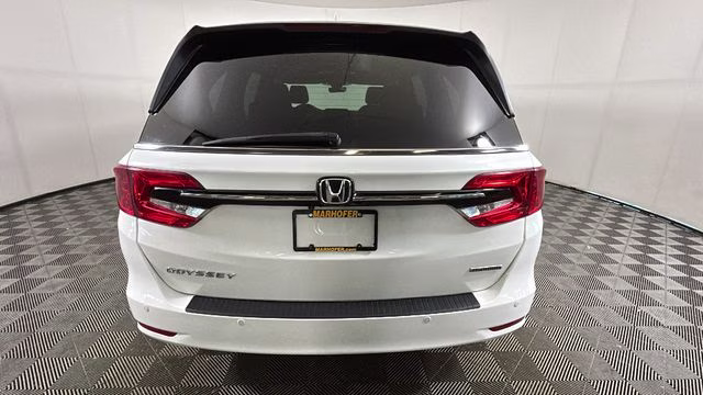 2021 Platinum White Honda Odyssey Touring FWD Van