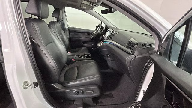 2021 Platinum White Honda Odyssey Touring FWD Van