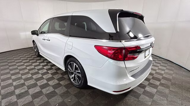 2021 Platinum White Honda Odyssey Touring FWD Van