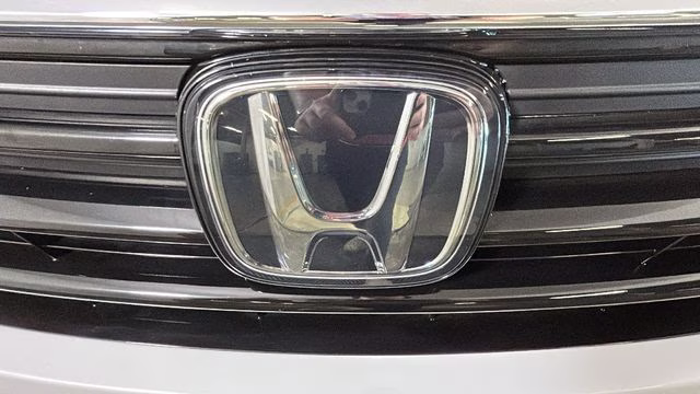 2021 Platinum White Honda Odyssey Touring FWD Van