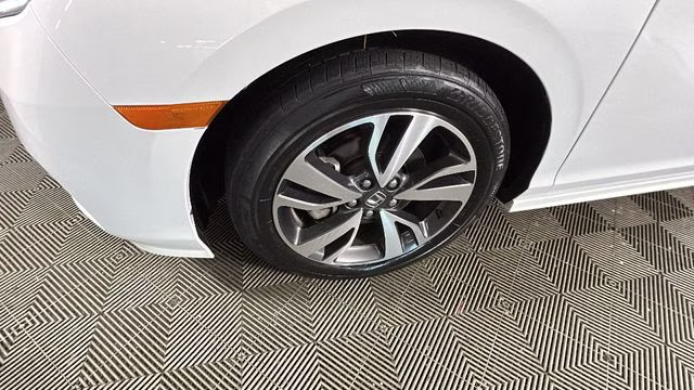 2021 Platinum White Honda Odyssey Touring FWD Van