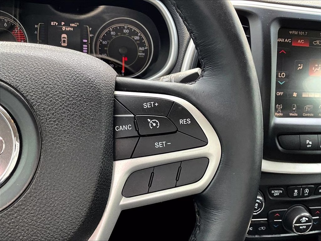 2017 Bright White Clearcoat Jeep Cherokee Latitude FWD SUV