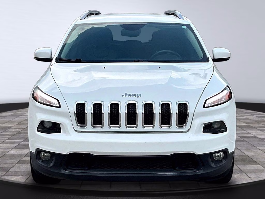 2017 Bright White Clearcoat Jeep Cherokee Latitude FWD SUV