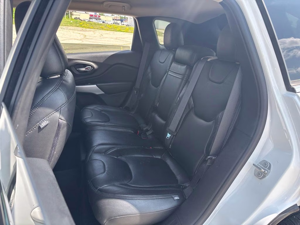 2017 Bright White Clearcoat Jeep Cherokee Latitude FWD SUV
