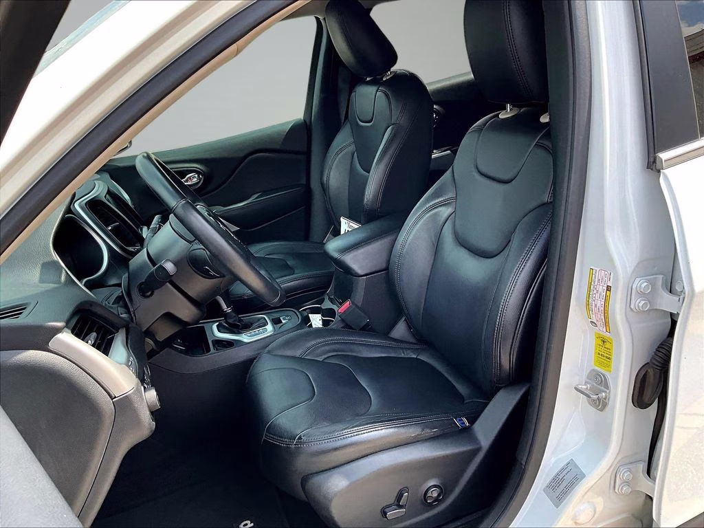 2017 Bright White Clearcoat Jeep Cherokee Latitude FWD SUV