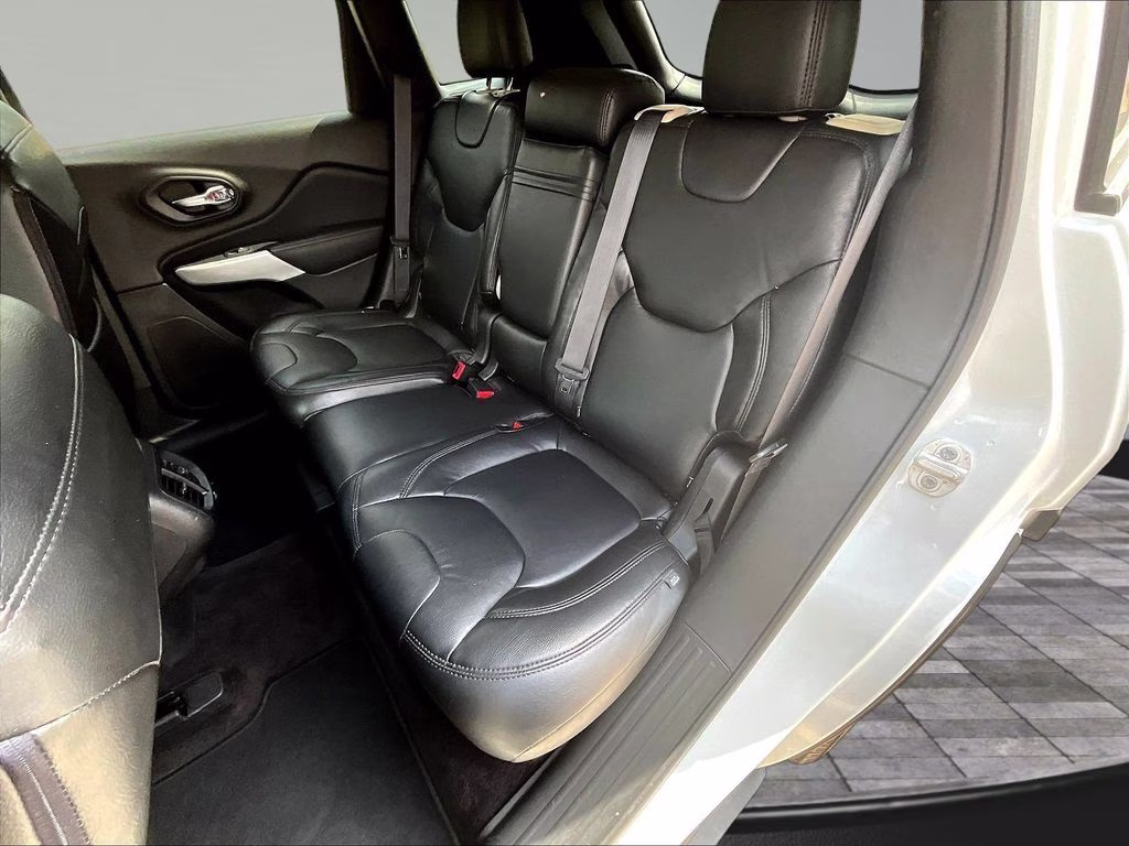 2017 Bright White Clearcoat Jeep Cherokee Latitude FWD SUV