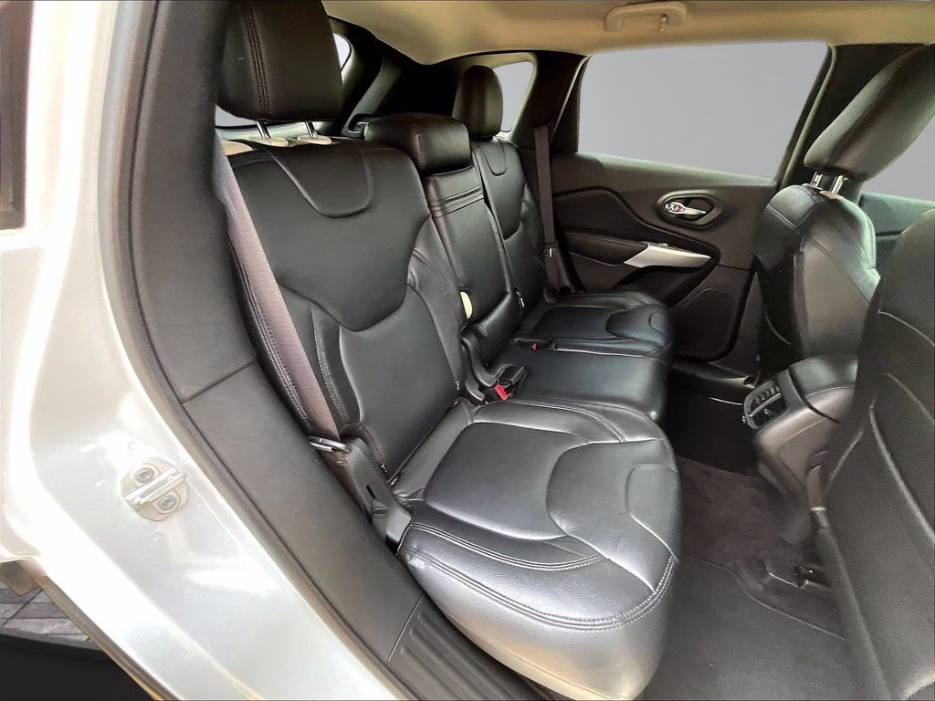 2017 Bright White Clearcoat Jeep Cherokee Latitude FWD SUV