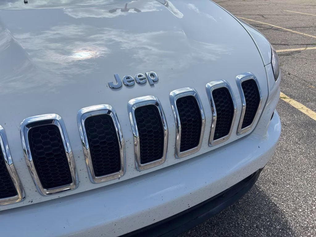 2017 Bright White Clearcoat Jeep Cherokee Latitude FWD SUV