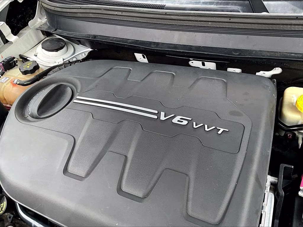 2017 Bright White Clearcoat Jeep Cherokee Latitude FWD SUV