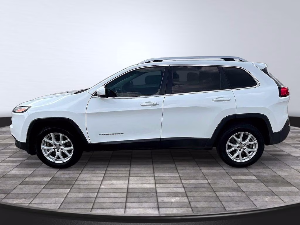 2017 Bright White Clearcoat Jeep Cherokee Latitude FWD SUV