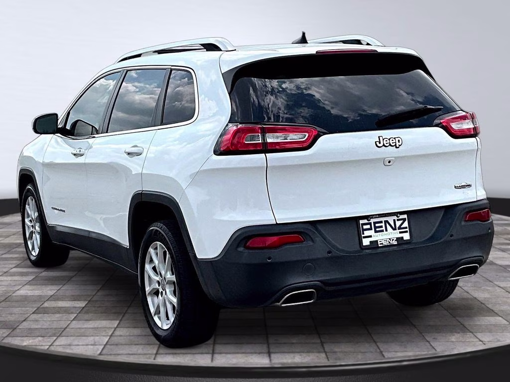 2017 Bright White Clearcoat Jeep Cherokee Latitude FWD SUV