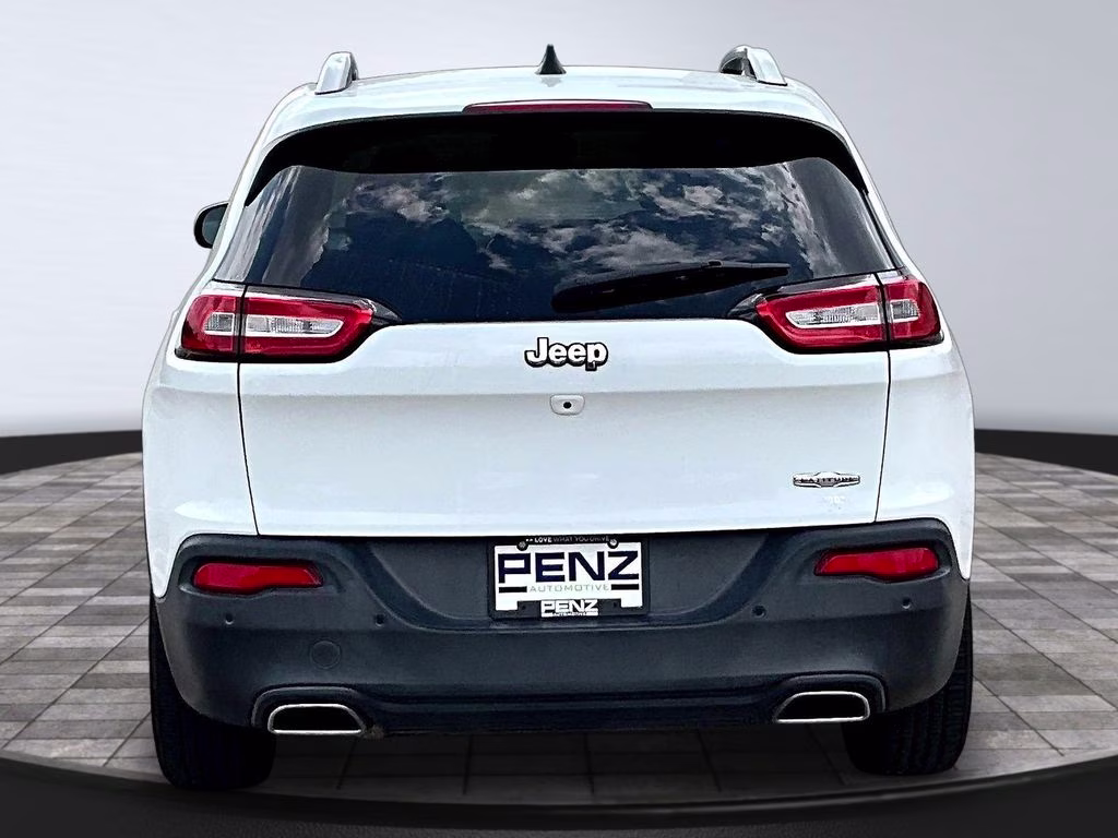2017 Bright White Clearcoat Jeep Cherokee Latitude FWD SUV