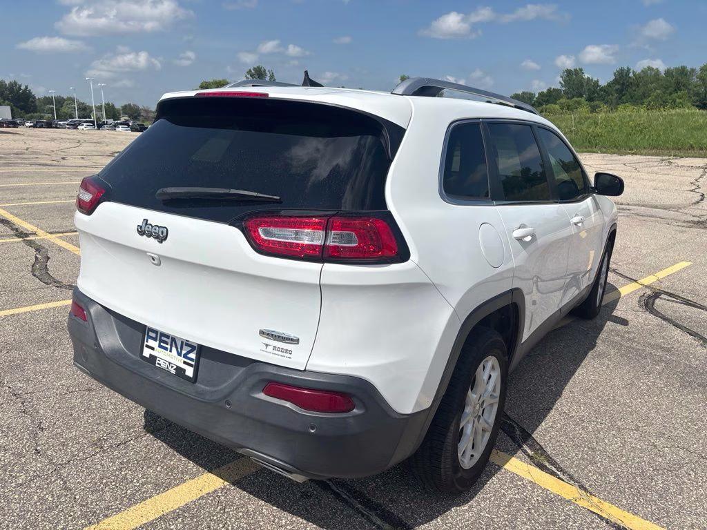 2017 Bright White Clearcoat Jeep Cherokee Latitude FWD SUV