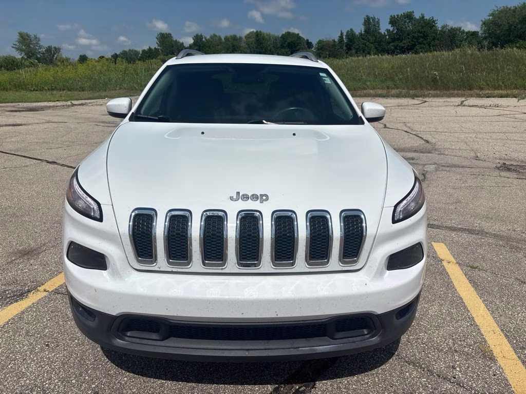 2017 Bright White Clearcoat Jeep Cherokee Latitude FWD SUV