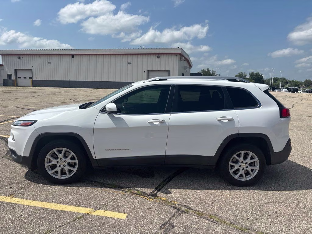 2017 Bright White Clearcoat Jeep Cherokee Latitude FWD SUV