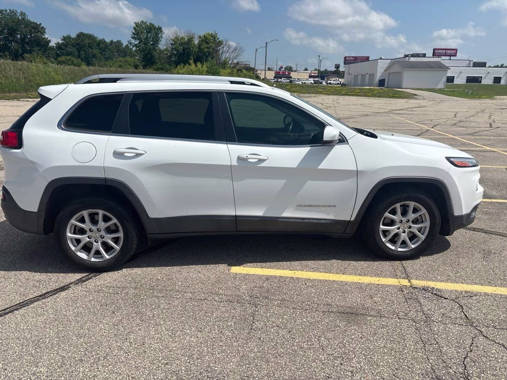 2017 Bright White Clearcoat Jeep Cherokee Latitude FWD SUV